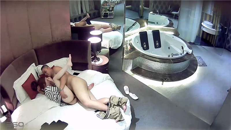 《监控破解》眼镜领导带着美女下属情趣酒店开房先打一炮再泡个澡真会享受