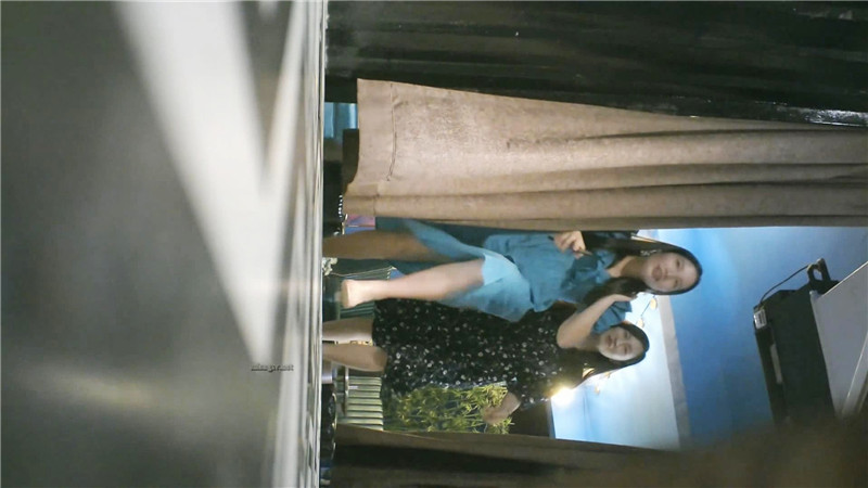 餐厅女厕全景偷拍连衣裙高跟美女❤️肥鲍鱼细小的逼洞